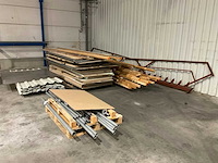 Diverse houten balken, - platen en stalen buizen - afbeelding 5 van  6