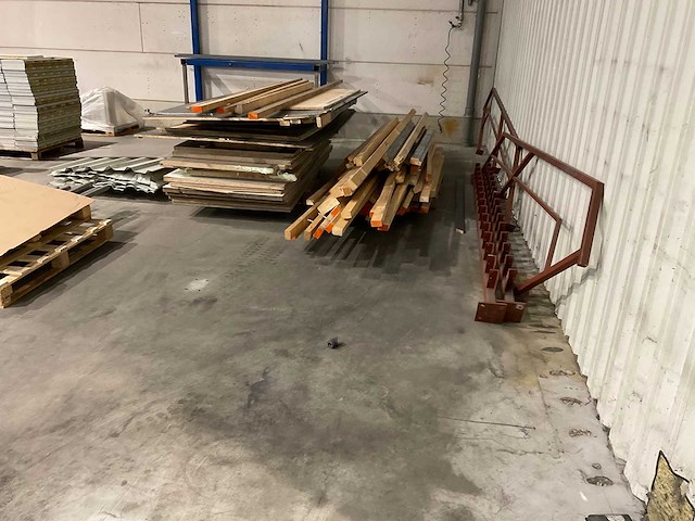 Diverse houten balken, - platen en stalen buizen - afbeelding 6 van  6