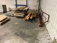 Diverse houten balken, - platen en stalen buizen - afbeelding 6 van  6