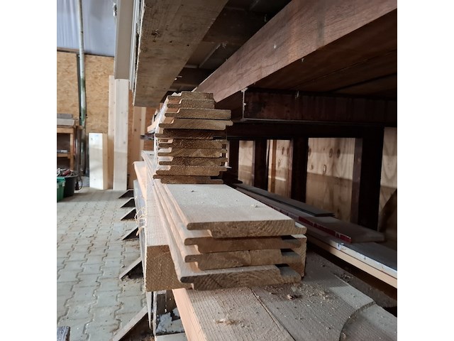 Diverse houten balken en planken - afbeelding 2 van  11
