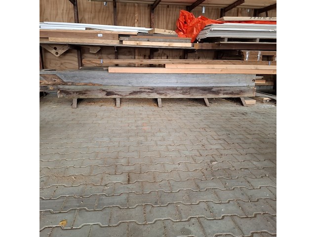 Diverse houten balken en planken - afbeelding 1 van  11