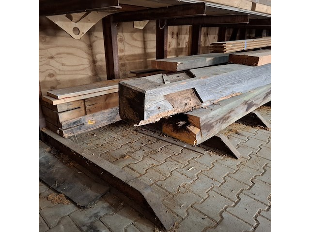 Diverse houten balken en planken - afbeelding 4 van  11