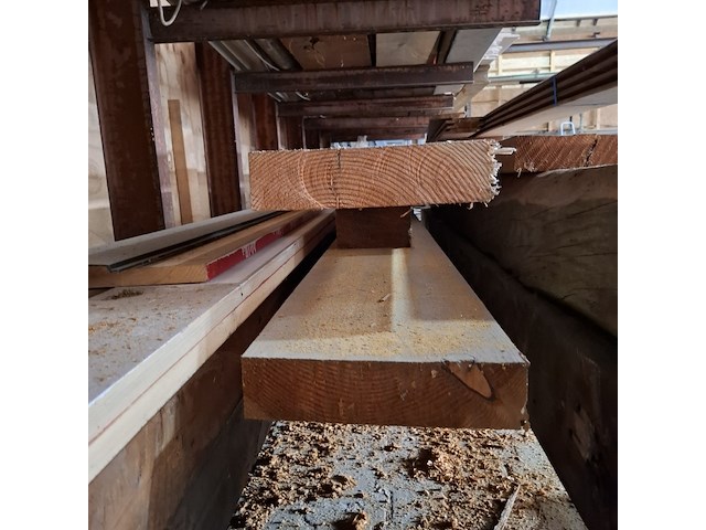 Diverse houten balken en planken - afbeelding 8 van  11