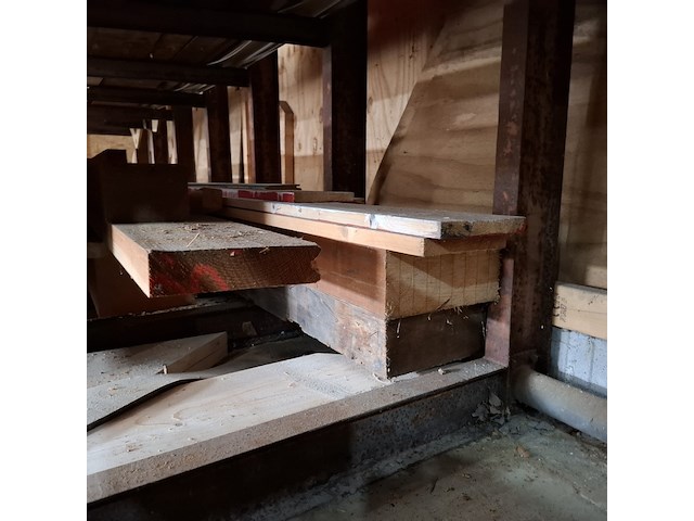 Diverse houten balken en planken - afbeelding 11 van  11