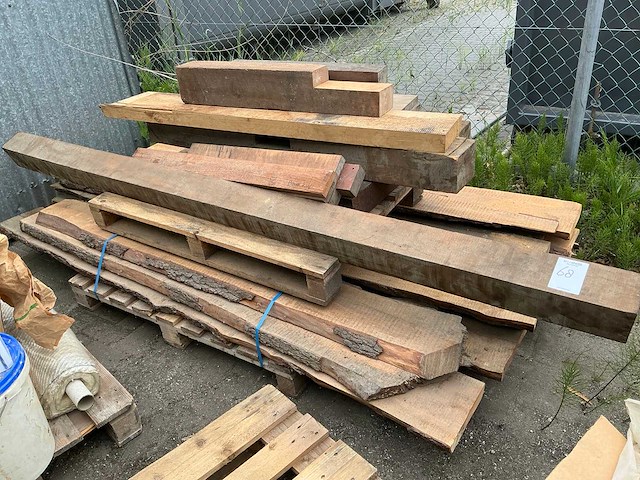 Diverse houten balken en platen - afbeelding 1 van  6