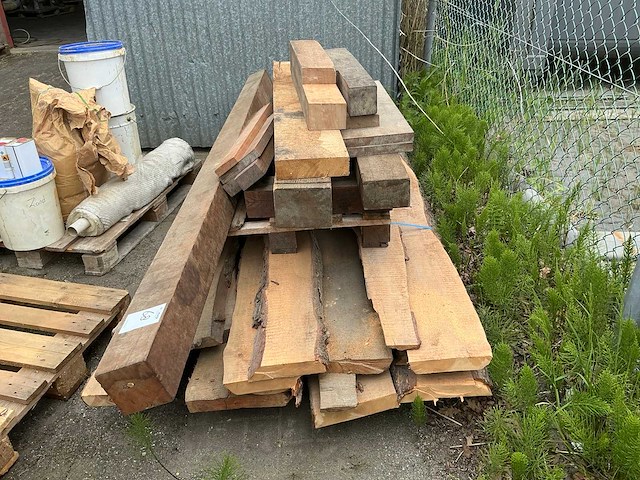 Diverse houten balken en platen - afbeelding 2 van  6