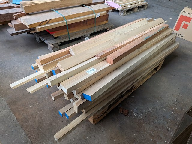 Diverse houten balken - afbeelding 5 van  8
