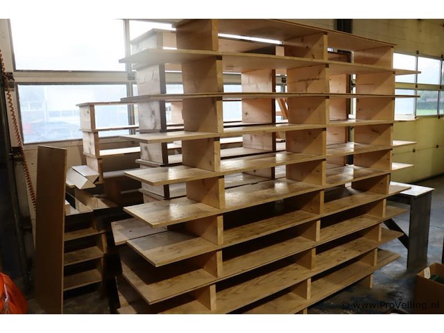 Diverse houten rekken, diverse afmetingen & grijs houten tafel - afbeelding 1 van  8
