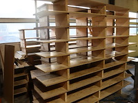 Diverse houten rekken, diverse afmetingen & grijs houten tafel - afbeelding 1 van  8