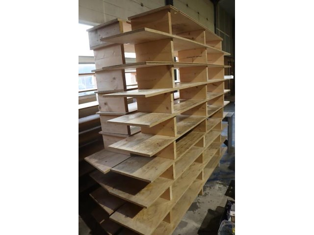 Diverse houten rekken, diverse afmetingen & grijs houten tafel - afbeelding 2 van  8