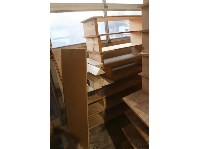 Diverse houten rekken, diverse afmetingen & grijs houten tafel - afbeelding 3 van  8