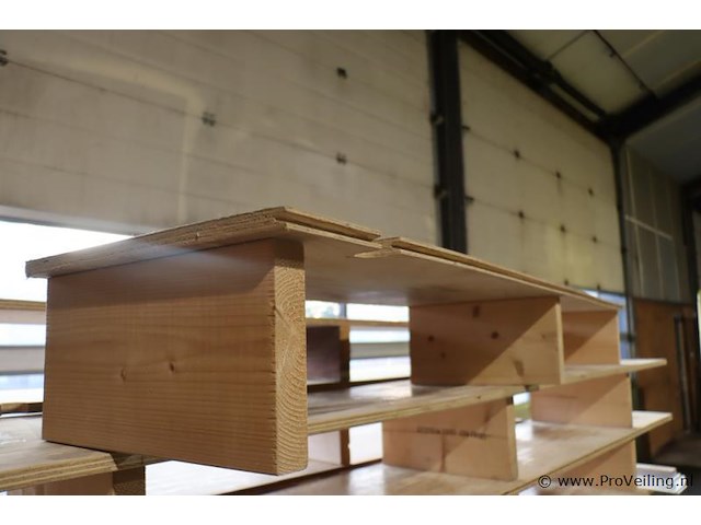 Diverse houten rekken, diverse afmetingen & grijs houten tafel - afbeelding 4 van  8