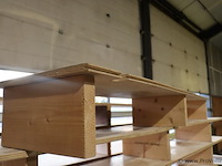 Diverse houten rekken, diverse afmetingen & grijs houten tafel - afbeelding 4 van  8