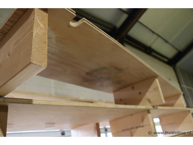 Diverse houten rekken, diverse afmetingen & grijs houten tafel - afbeelding 5 van  8