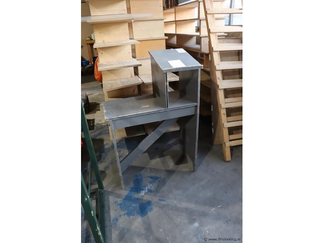 Diverse houten rekken, diverse afmetingen & grijs houten tafel - afbeelding 6 van  8