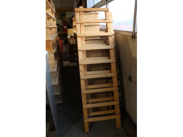 Diverse houten rekken, diverse afmetingen & grijs houten tafel - afbeelding 7 van  8