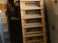 Diverse houten rekken, diverse afmetingen & grijs houten tafel - afbeelding 7 van  8