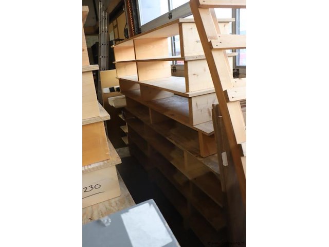 Diverse houten rekken, diverse afmetingen & grijs houten tafel - afbeelding 8 van  8