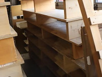 Diverse houten rekken, diverse afmetingen & grijs houten tafel - afbeelding 8 van  8