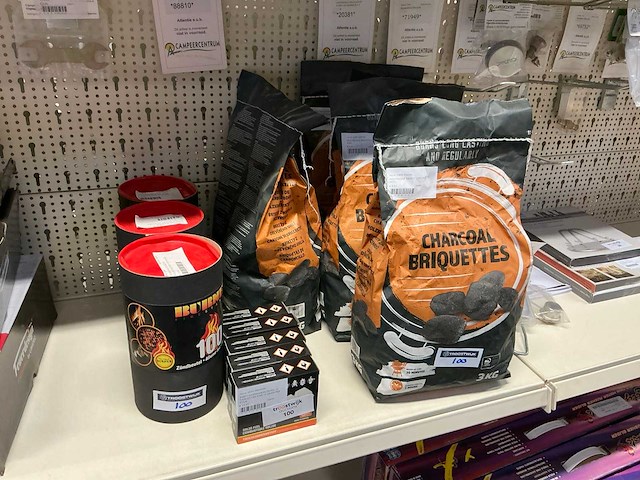 Diverse houtskool en aanmaakblokjes - afbeelding 1 van  5