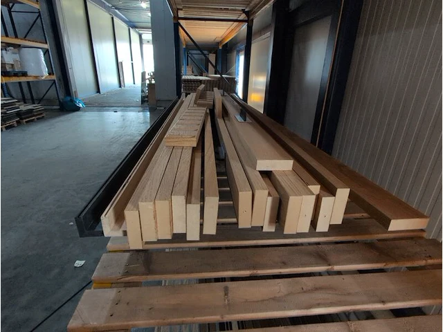 Diverse houtwerk, blank gelakt - afbeelding 2 van  4