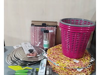 Diverse huishoudelijke oa 4 rvs spatdeksels, weegschaal, prullebakken (d1724) - afbeelding 1 van  3