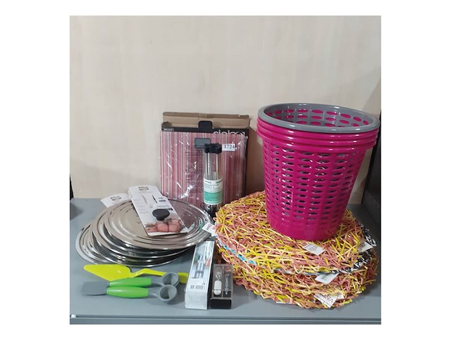 Diverse huishoudelijke oa 4 rvs spatdeksels, weegschaal, prullebakken (d1724) - afbeelding 2 van  3