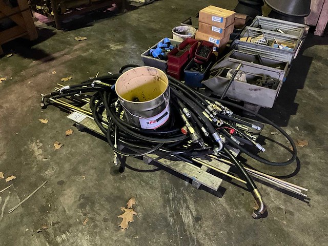 Diverse hydrauliek slangen - afbeelding 1 van  5