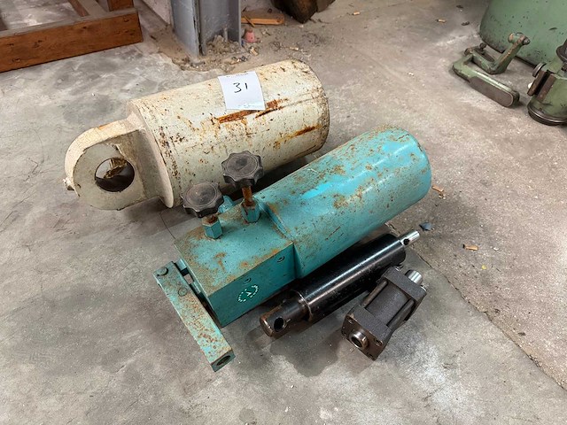 Diverse hydraulische cilinders (4x) - afbeelding 1 van  3