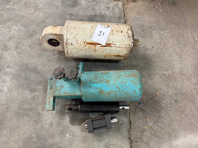 Diverse hydraulische cilinders (4x) - afbeelding 2 van  3