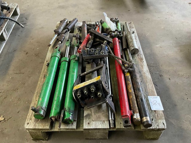 Diverse hydraulische cilinders - afbeelding 1 van  5