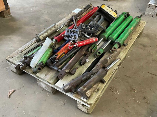 Diverse hydraulische cilinders - afbeelding 3 van  5