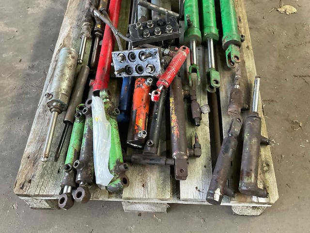 Diverse hydraulische cilinders - afbeelding 4 van  5