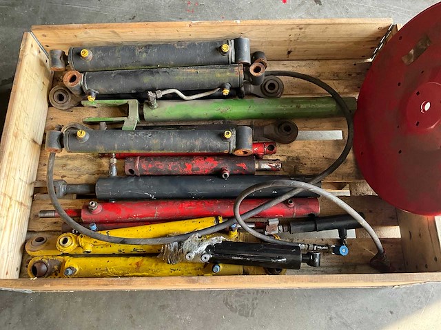 Diverse hydraulische cilinders - afbeelding 3 van  4