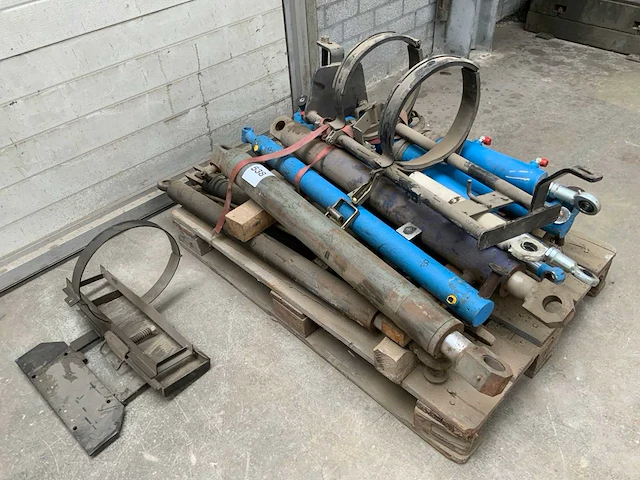 Diverse hydraulische cilinders - afbeelding 1 van  1