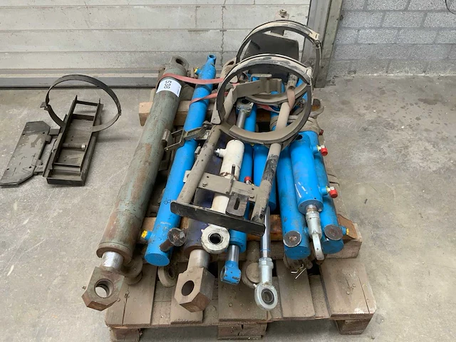 Diverse hydraulische cilinders - afbeelding 2 van  4