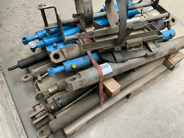 Diverse hydraulische cilinders - afbeelding 4 van  4