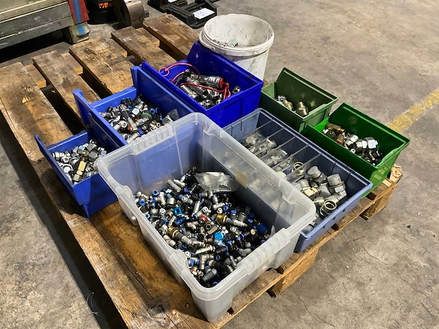 Diverse hydraulische en pneumatische koppelingen en connectoren - afbeelding 1 van  10