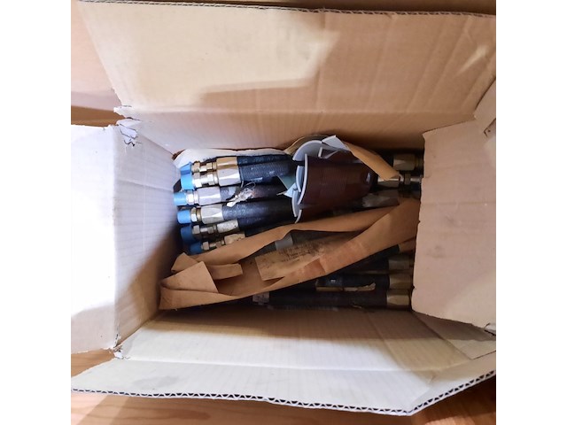 Diverse hydraulische slangen - afbeelding 9 van  12