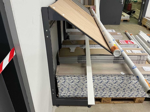 Diverse ijzeren winkelmeubels - afbeelding 3 van  6