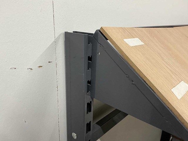 Diverse ijzeren winkelmeubels - afbeelding 4 van  6