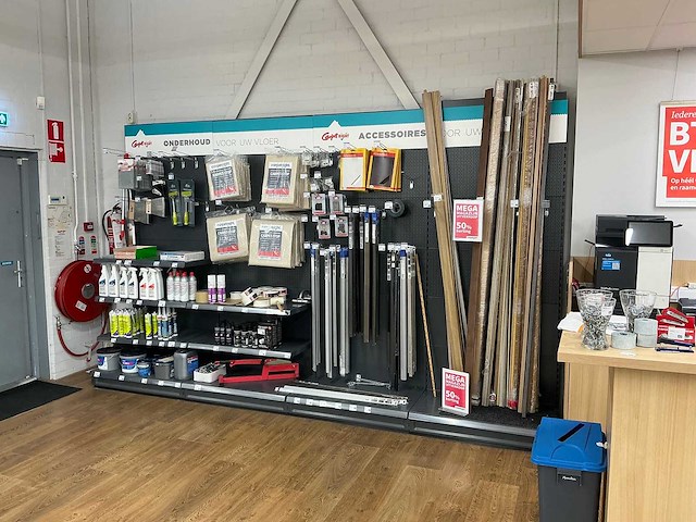 Diverse ijzeren winkelstelling - afbeelding 1 van  12