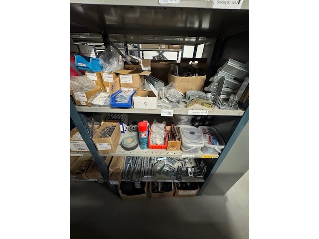 Diverse ijzerwaren en bevestigingsmateriaal - afbeelding 1 van  16