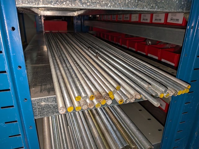 Diverse ijzerwaren o.a. bouten - afbeelding 10 van  20