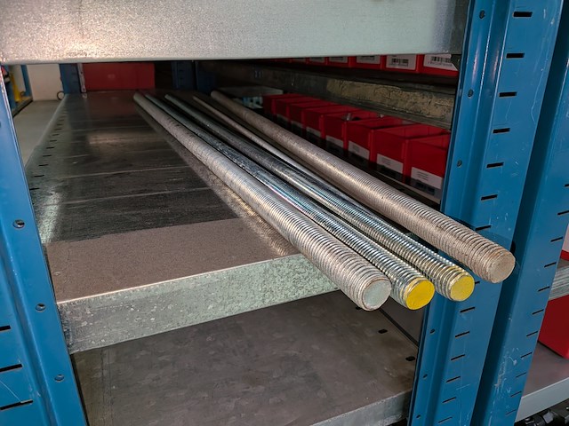 Diverse ijzerwaren o.a. bouten - afbeelding 13 van  20