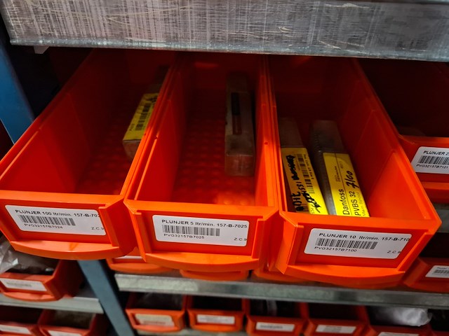 Diverse ijzerwaren o.a. kijkglazen, afsluiters - afbeelding 3 van  18