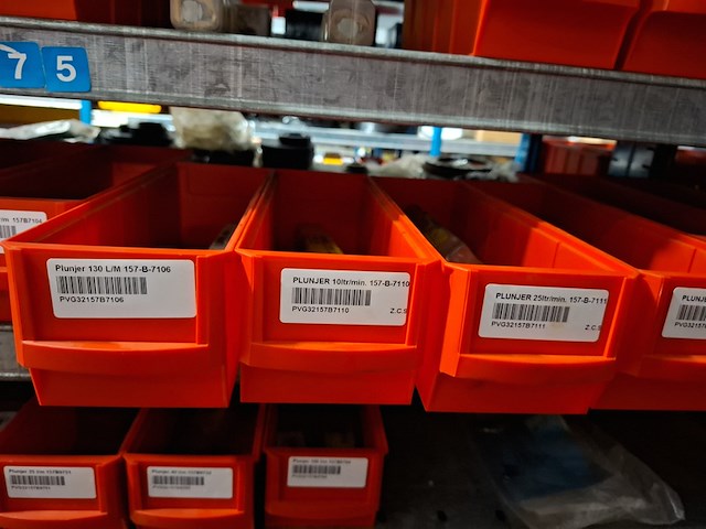 Diverse ijzerwaren o.a. kijkglazen, afsluiters - afbeelding 5 van  18