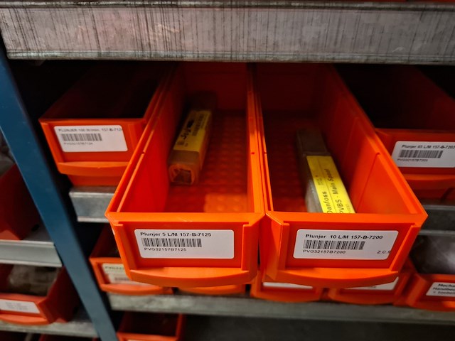 Diverse ijzerwaren o.a. kijkglazen, afsluiters - afbeelding 6 van  18