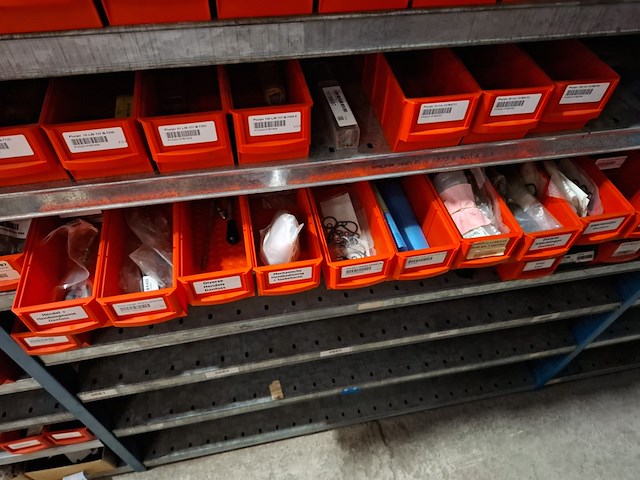 Diverse ijzerwaren o.a. kijkglazen, afsluiters - afbeelding 7 van  18