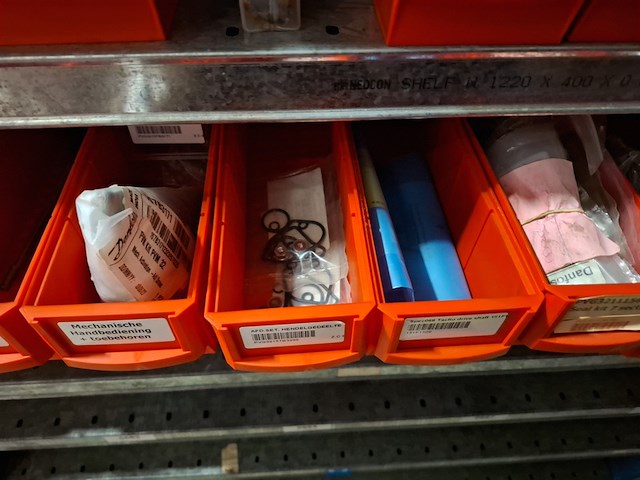 Diverse ijzerwaren o.a. kijkglazen, afsluiters - afbeelding 9 van  18